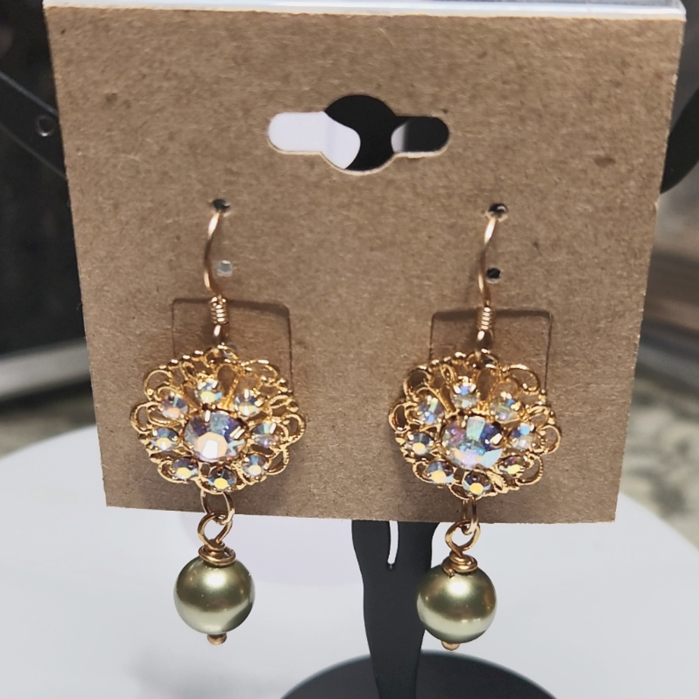 NWT Classic Rhinestone and Olive Swarovski Pearl Earrings Set